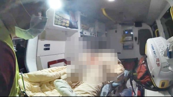 ▲桃園市呂姓男子前晚持刀割喉莊姓女子後再租屋處自戕，警消將莊女緊急送醫。（資料照／桃園警方提供）