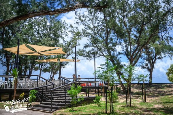 ▲▼澎湖「及林春咖啡館」同時擁有森林美景與黃金海灘的景觀咖啡廳。（圖／部落客滿分提供）