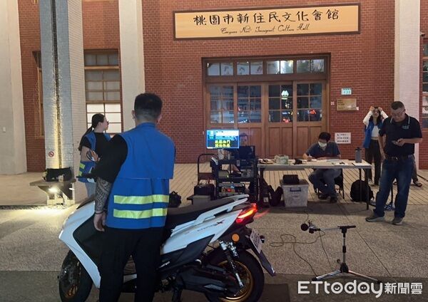 ▲桃園警分與環保局執行「靜桃專案」攔檢噪音車。（圖／桃園警分局提供）