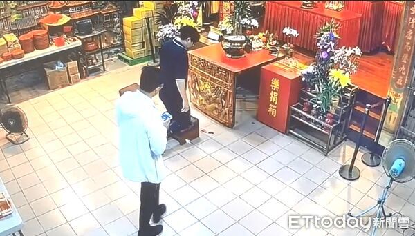 ▲淡水9旬老嫗身亡遭媳婦棄屍，淡水警方擲茭祈求神明幫助。（圖／記者陸運陞翻攝）