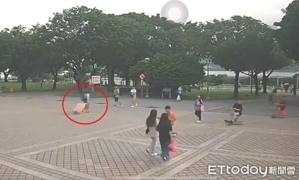 ▲淡水9旬老嫗身亡遭媳婦棄屍，淡水警方擲茭祈求神明幫助。（圖／記者陸運陞翻攝）