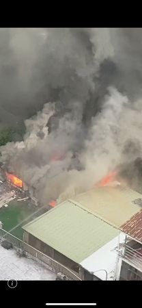 ▲▼木柵民宅大火，張曼娟住附近也遭遇濃煙。（圖／翻攝自臉書）