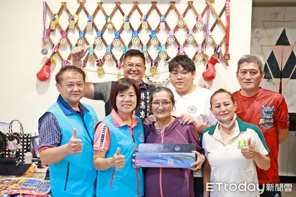 ▲▼花蓮吉安鄉長游淑貞親赴蕭芸禎家中張貼紅榜致意，由父母及家人代表接受祝賀。（圖／吉安鄉公所提供，下同）