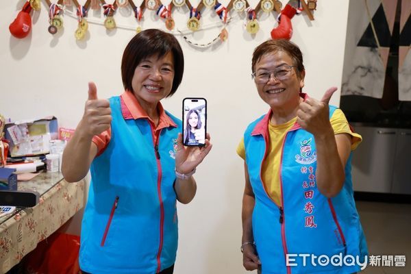 ▲▼花蓮吉安鄉長游淑貞親赴蕭芸禎家中張貼紅榜致意，由父母及家人代表接受祝賀。（圖／吉安鄉公所提供，下同）