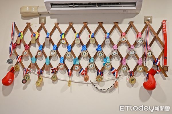 ▲▼花蓮吉安鄉長游淑貞親赴蕭芸禎家中張貼紅榜致意，由父母及家人代表接受祝賀。（圖／吉安鄉公所提供，下同）