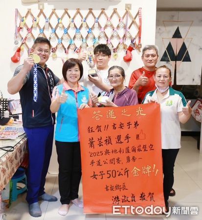 ▲▼花蓮吉安鄉長游淑貞親赴蕭芸禎家中張貼紅榜致意，由父母及家人代表接受祝賀。（圖／吉安鄉公所提供，下同）