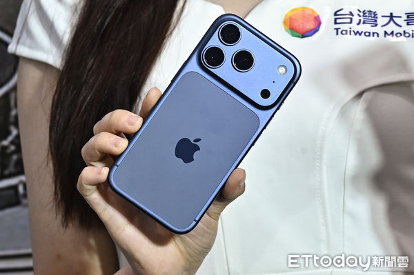 ▲▼iPhone 17於今(19)日起全面開賣，圖為藏藍色款iPhone 17 Pro。（圖／記者李毓康攝）