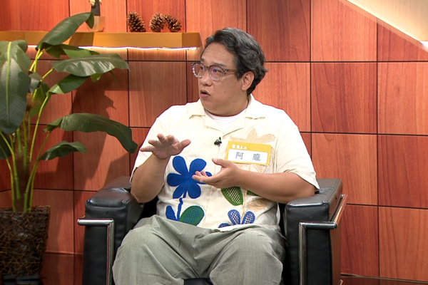 ▲阿龐在《聚焦2.0》分享因頻繁進出醫院治療淋巴癌，對醫院產生排斥感。（圖／年代提供）