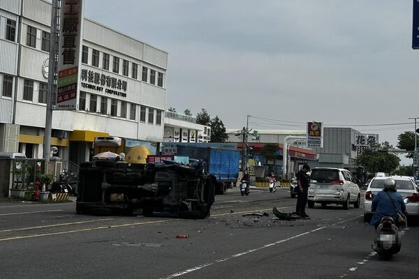 ▲▼             嘉義市西區發生一起連環車禍，1人受傷送醫。（圖／翻攝自嘉義綠豆人社團）