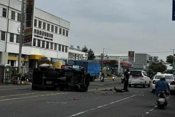 ▲▼             嘉義市西區發生一起連環車禍，1人受傷送醫。（圖／翻攝自嘉義綠豆人社團）