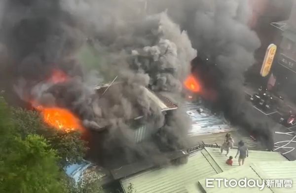 ▲▼51歲趙男住處起火竟快閃離開，鄰居一家四口(左下)逃屋頂待援。(圖／記者邱中岳翻攝）