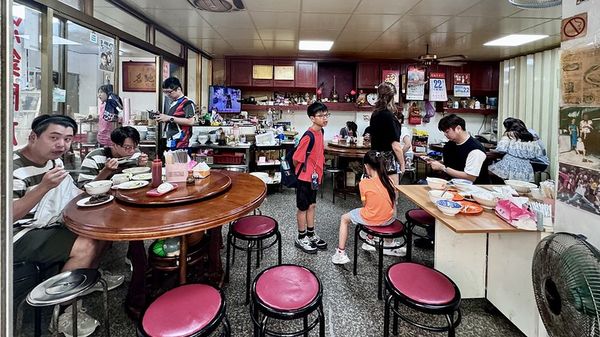 ▲▼台中80年老店「富貴亭飲食店」米其林必比登入選，鵝翅、當歸鴨肉麵。（圖／部落客美熊提供）