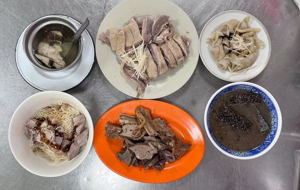 ▲▼台中80年老店「富貴亭飲食店」米其林必比登入選，鵝翅、當歸鴨肉麵。（圖／部落客美熊提供）