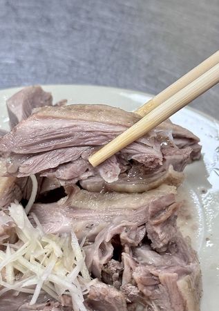 ▲▼台中80年老店「富貴亭飲食店」米其林必比登入選，鵝翅、當歸鴨肉麵。（圖／部落客美熊提供）