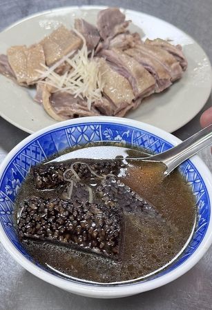 ▲▼台中80年老店「富貴亭飲食店」米其林必比登入選，鵝翅、當歸鴨肉麵。（圖／部落客美熊提供）