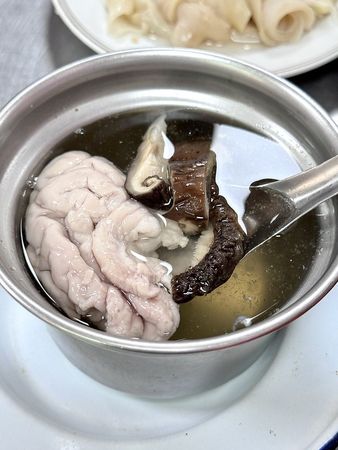 ▲▼台中80年老店「富貴亭飲食店」米其林必比登入選，鵝翅、當歸鴨肉麵。（圖／部落客美熊提供）