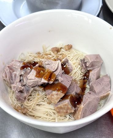 ▲▼台中80年老店「富貴亭飲食店」米其林必比登入選，鵝翅、當歸鴨肉麵。（圖／部落客美熊提供）