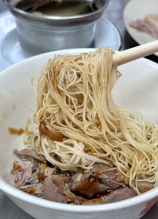 ▲▼台中80年老店「富貴亭飲食店」米其林必比登入選，鵝翅、當歸鴨肉麵。（圖／部落客美熊提供）