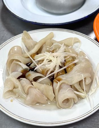 ▲▼台中80年老店「富貴亭飲食店」米其林必比登入選，鵝翅、當歸鴨肉麵。（圖／部落客美熊提供）