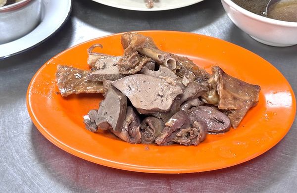 ▲▼台中80年老店「富貴亭飲食店」米其林必比登入選，鵝翅、當歸鴨肉麵。（圖／部落客美熊提供）