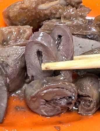 ▲▼台中80年老店「富貴亭飲食店」米其林必比登入選，鵝翅、當歸鴨肉麵。（圖／部落客美熊提供）