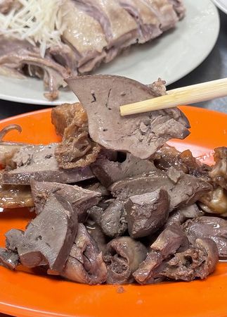 ▲▼台中80年老店「富貴亭飲食店」米其林必比登入選，鵝翅、當歸鴨肉麵。（圖／部落客美熊提供）