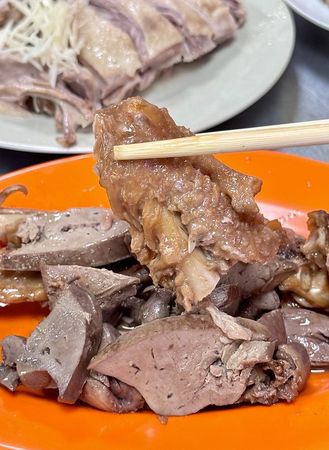 ▲▼台中80年老店「富貴亭飲食店」米其林必比登入選，鵝翅、當歸鴨肉麵。（圖／部落客美熊提供）