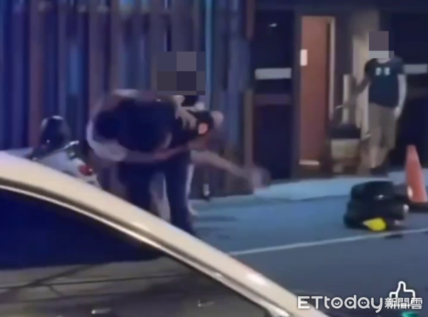 ▲埔里鎮KTV發生酒醉民眾口角、差點於街頭開打，警方即時壓制制止。（圖／記者高堂堯翻攝、翻攝「爆廢公社」）