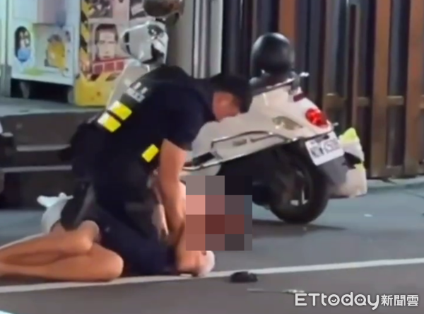 ▲埔里鎮KTV發生酒醉民眾口角、差點於街頭開打，警方即時壓制制止。（圖／記者高堂堯翻攝、翻攝「爆廢公社」）