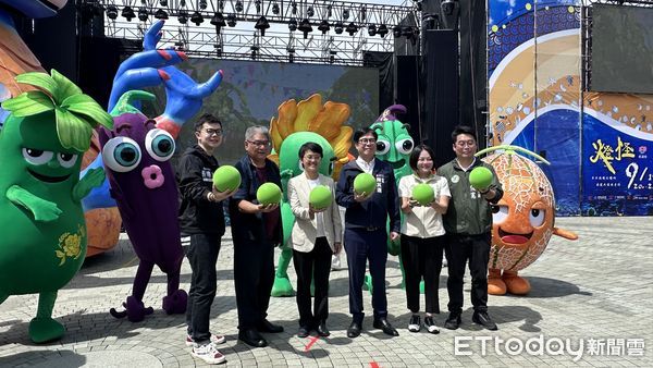 ▲▼8公尺高巨獸來了！紙風車親子劇《燈怪》高雄開演，連3天免費入場。（圖／記者賴文萱攝）