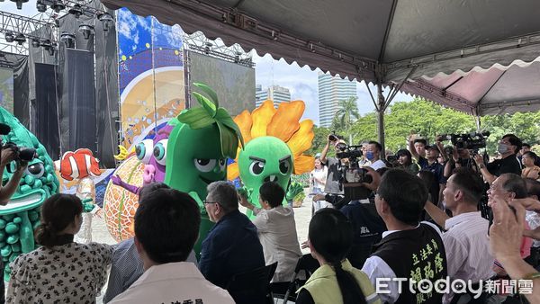 ▲▼8公尺高巨獸來了！紙風車親子劇《燈怪》高雄開演，連3天免費入場。（圖／記者賴文萱攝）