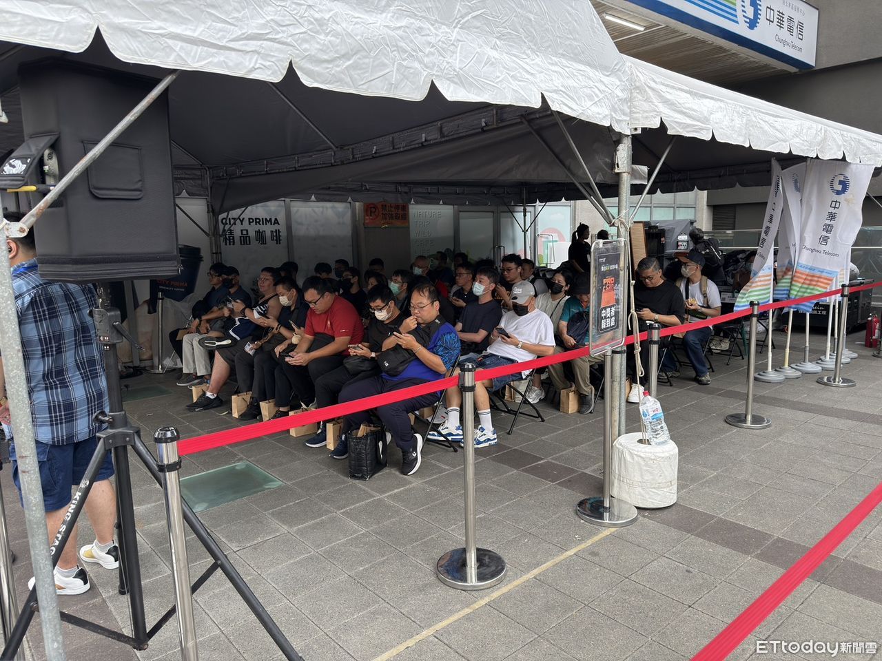 ▲▼      iPhone17中華電信開賣       。（圖／記者蘇晟彥攝）
