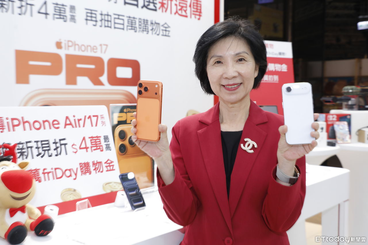 ▲▼iPhone17全台開賣，三創遠傳門市外幾天前就有果粉前來排隊。民眾蔡先生搶得頭香，獲得遠傳總經理井琪贈送超值好禮。（圖／記者湯興漢攝）