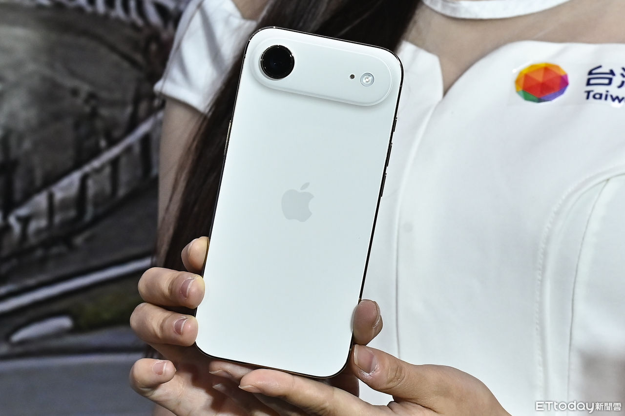 ▲▼iPhone 17於今(19)日起全面開賣，圖為白色款iPhone 17 Air。（圖／記者李毓康攝）