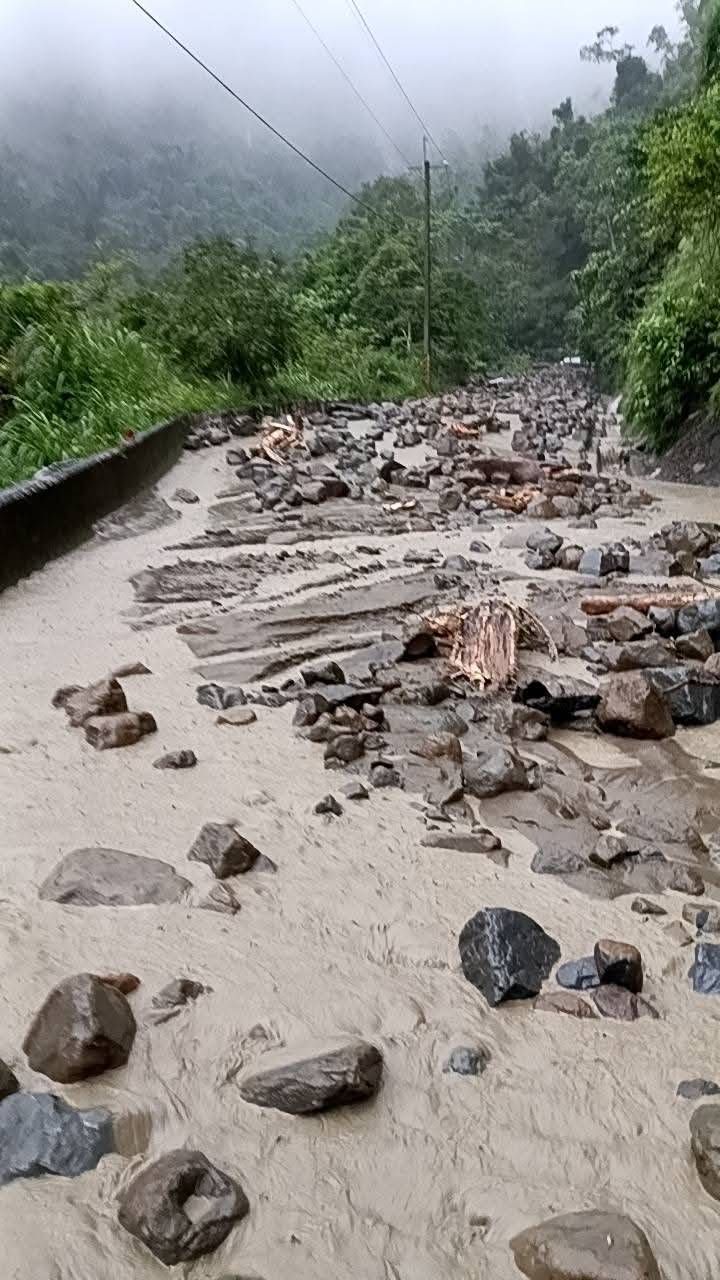 ▲▼  嘉義縣政府公告受豪雨影響，縣道159甲線約28公里處(番路鄉銜接竹崎鄉段)及阿里山鄉嘉129鄉道18公里處有落石掉落，雙向交通阻斷，實施全路段封閉  。（圖／嘉義縣政府提供）