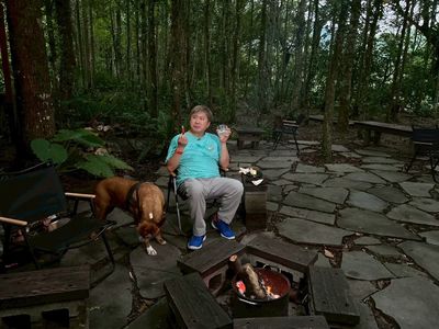 胡瓜被帶到茶園出外景　搞笑「比較像在找我的風水寶地」