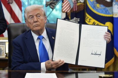 川普簽新令！下月起進口中重型卡車課25%關稅　擴大國產車補貼