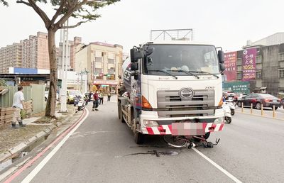 內輪差+視線盲點釀禍!水泥車右轉輾自行車騎士 送醫不治