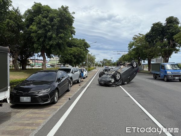 ▲▼黑色休旅車撞路邊三車後烏龜翻路中。（圖／記者游芳男翻攝，下同）