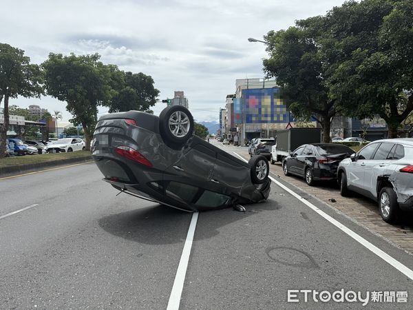 ▲▼黑色休旅車撞路邊三車後烏龜翻路中。（圖／記者游芳男翻攝，下同）