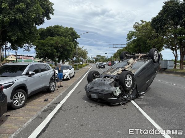 ▲▼黑色休旅車撞路邊三車後烏龜翻路中。（圖／記者游芳男翻攝，下同）
