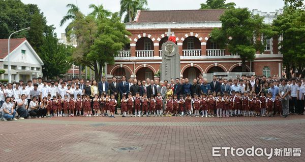 ▲台南市長榮中學校長許德勝、牧師及88歲傑出校友吳南河共同揭開十字架感恩紀念碑。（記者林東良攝，下同）