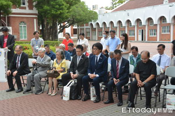 ▲台南市長榮中學校長許德勝、牧師及88歲傑出校友吳南河共同揭開十字架感恩紀念碑。（記者林東良攝，下同）