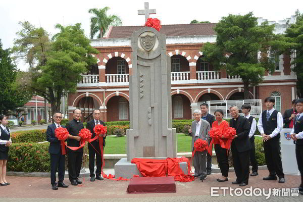 ▲台南市長榮中學校長許德勝、牧師及88歲傑出校友吳南河共同揭開十字架感恩紀念碑。（記者林東良攝，下同）