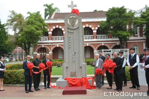 ▲台南市長榮中學校長許德勝、牧師及88歲傑出校友吳南河共同揭開十字架感恩紀念碑。（記者林東良攝，下同）
