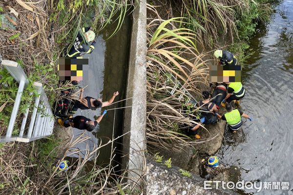 ▲新北市瑞芳區月眉路一輛機車因不明原因自摔，騎士摔進約4米深的水溝內。（圖／記者郭世賢翻攝）