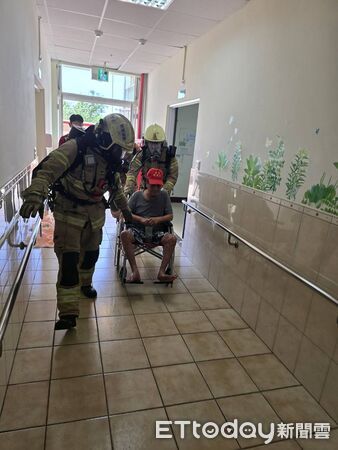 ▲鹽水消防分隊結合仁愛護理之家辦理火警演練，模擬廚房失火應變流程。（圖／記者林東良翻攝，下同）