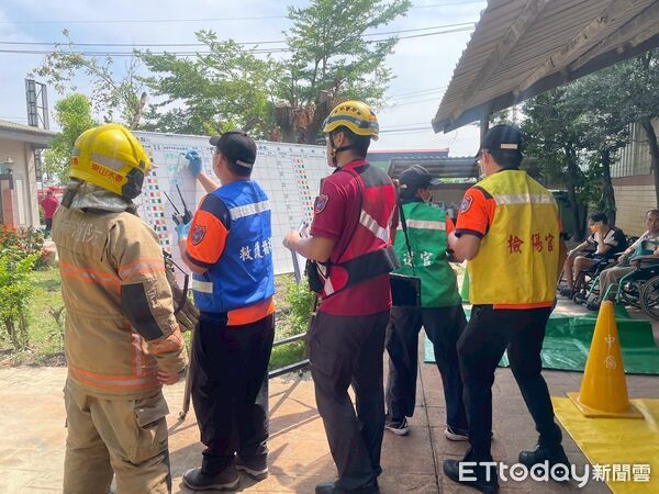 ▲鹽水消防分隊結合仁愛護理之家辦理火警演練，模擬廚房失火應變流程。（圖／記者林東良翻攝，下同）