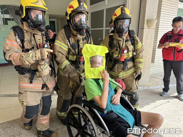 ▲鹽水消防分隊結合仁愛護理之家辦理火警演練，模擬廚房失火應變流程。（圖／記者林東良翻攝，下同）