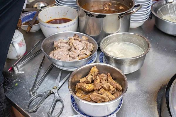 ▲▼台北中正區70年美食「清真黃牛肉麵館」，免費加湯加麵吃到爽，傳承不變的好味道！（圖／部落客美熊提供）